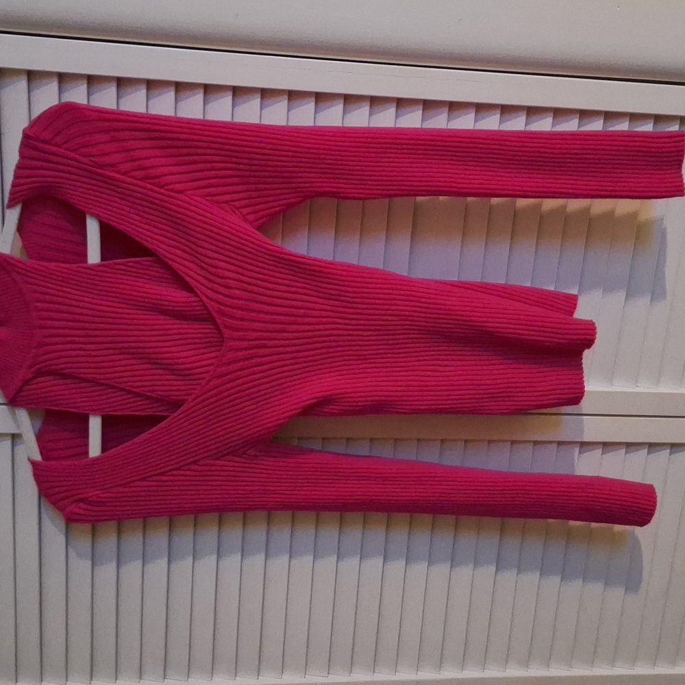 Elegant Fuchsia Ribbed Turtleneck Sweater